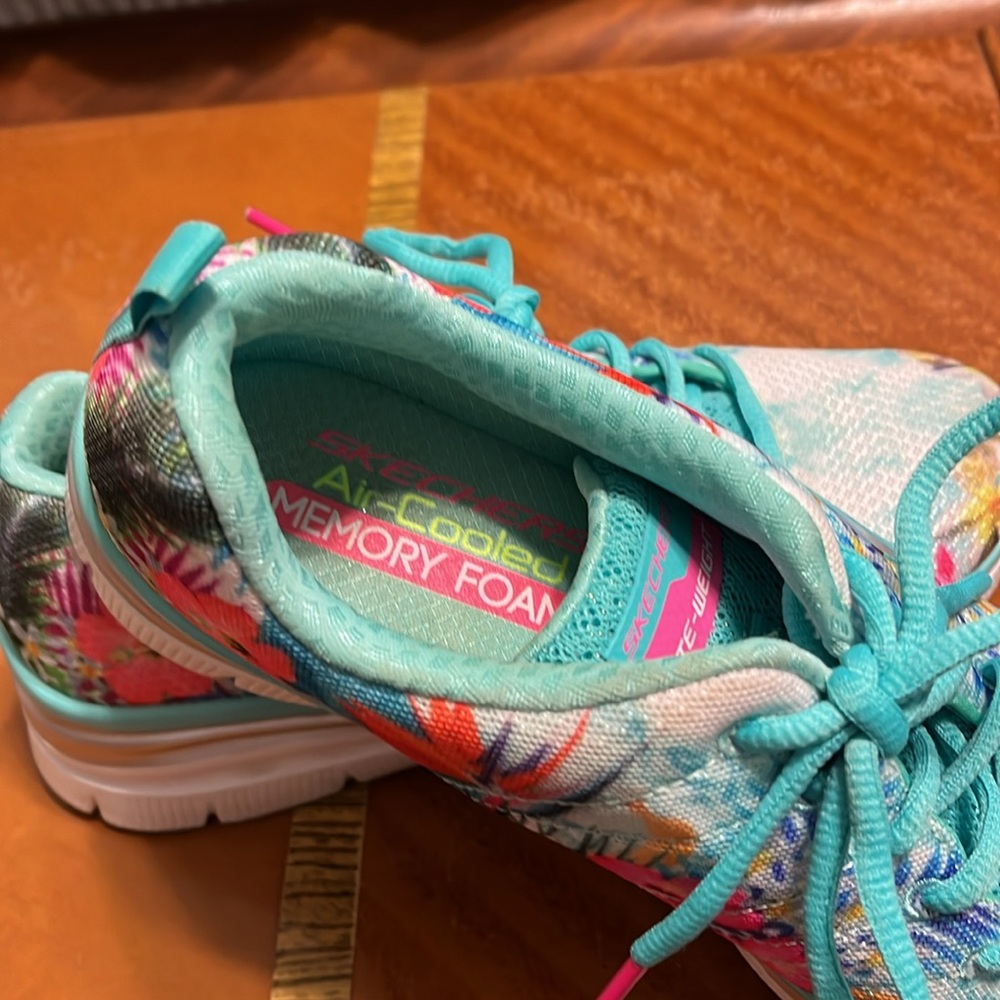 Skechers Air-Cooled Memory Foam Floral Sneaker Size 8 - Picture 4 of 5